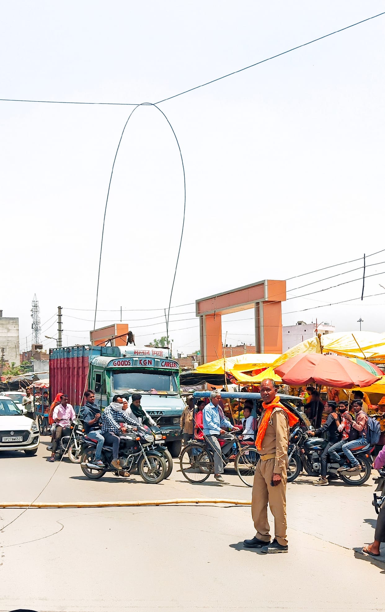 Electric wire fell at the crossroads in Khutar