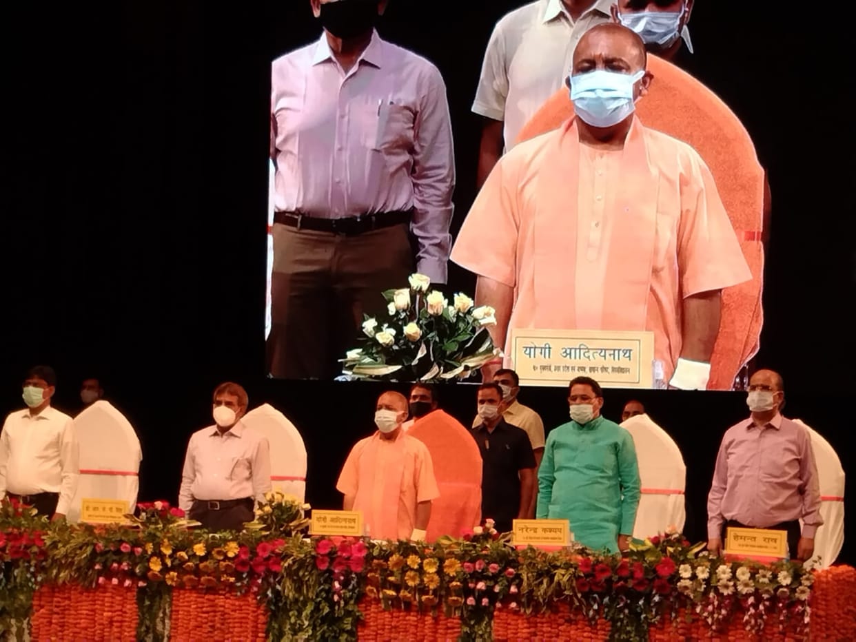 Tablet-smartphone distribution ceremony: Chief Minister Yogi said, every youth will be made smart youth