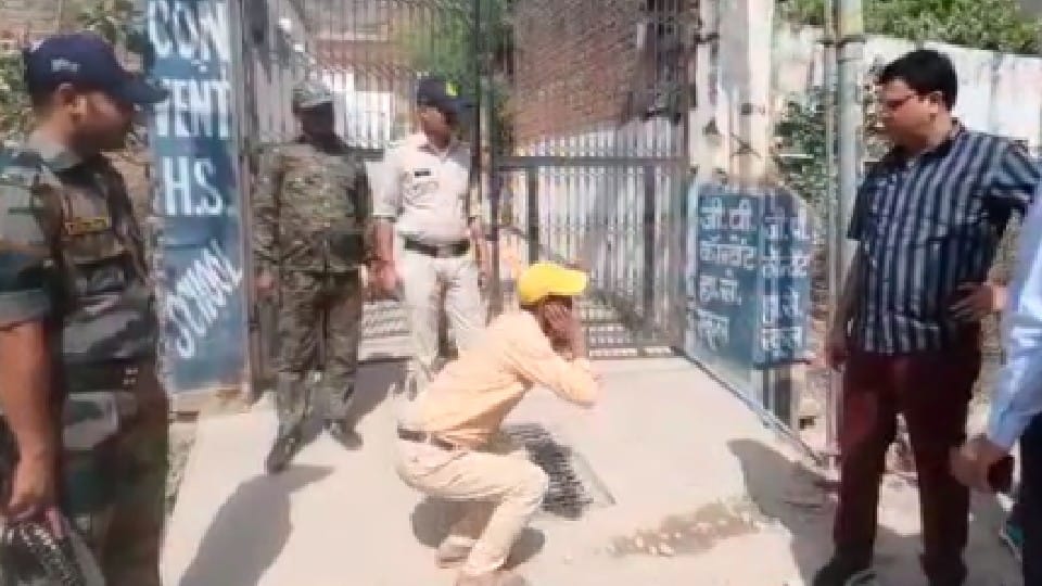 Gwalior: Municipal Corporation Deputy Commissioner punished, got sit-ups organized, the video is going viral