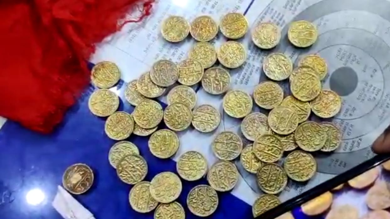 Shivpuri: Used to sell brass coins by showing gold coins, 2 accused of thug gang arrested, 40 fake coins seized