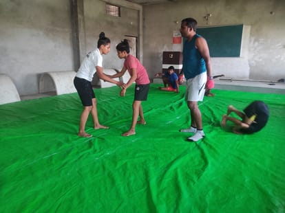 There will be no hurdle in front of Jaunpur daughter grappling wrestling player to play in Russia  people came forward to help