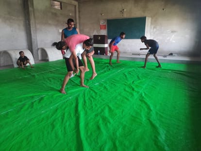 There will be no hurdle in front of Jaunpur daughter grappling wrestling player to play in Russia  people came forward to help