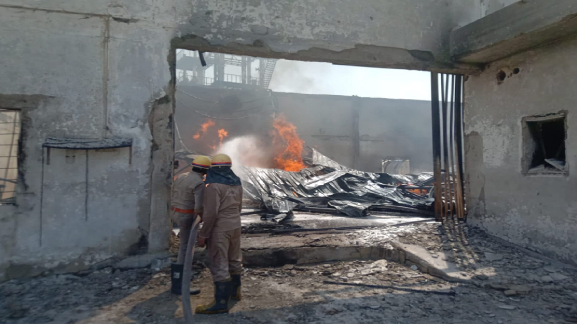 UP News: Fire broke out in a factory in Meerut, team of fire brigade saved 20 lives of people