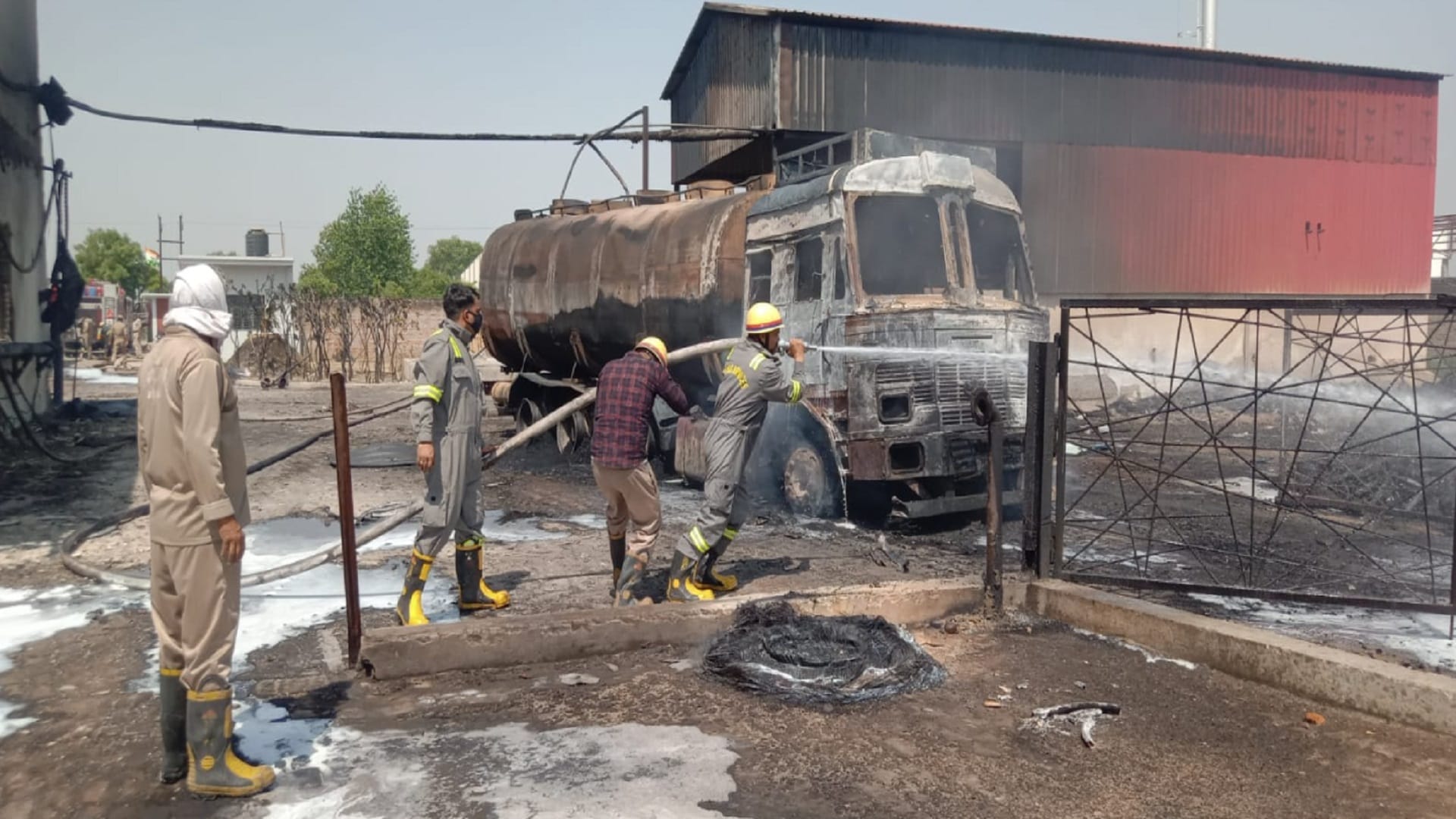 UP News: Fire broke out in a factory in Meerut, team of fire brigade saved 20 lives of people