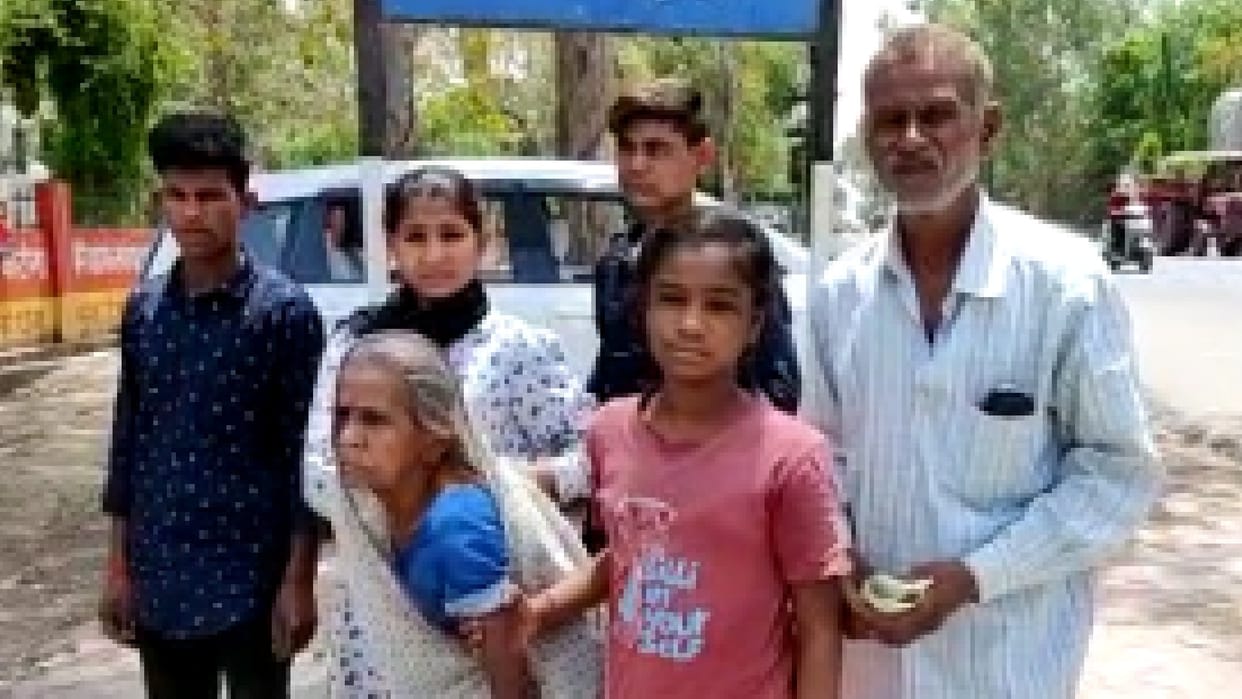 Mother of seven children ran away with lover in Chhatarpur, Madhya Pradesh, husband and children reached to complain to SP