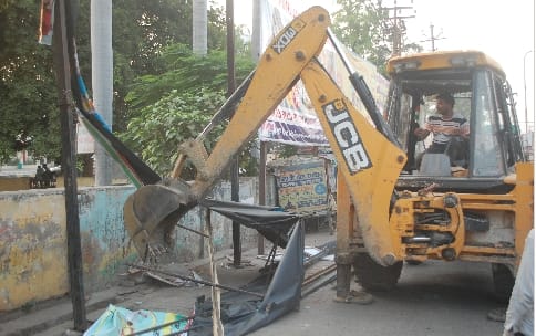 JCB of the Municipality roared on the encroachers