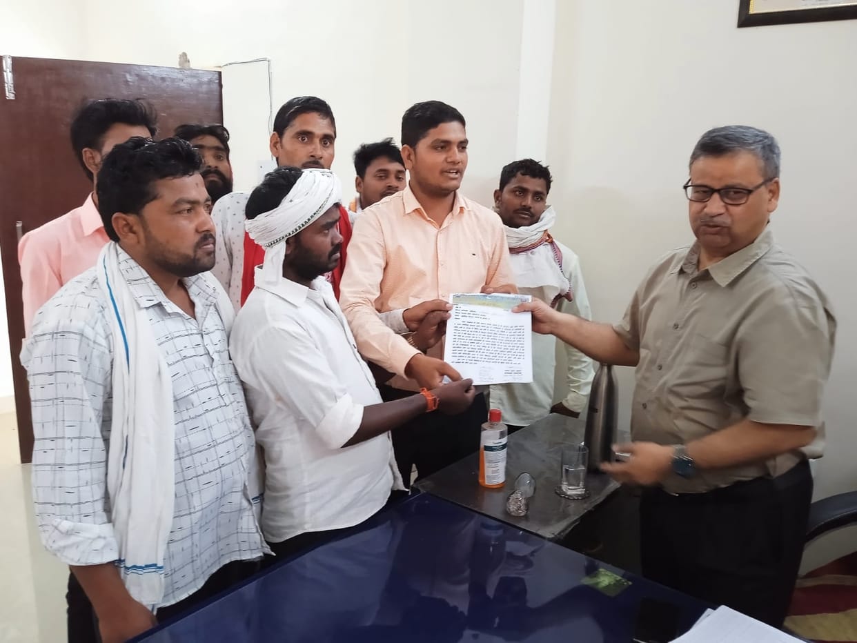 Youth Mangal Dal delegation submitted memorandum to SE in protest against undeclared deduction