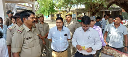 राठ के बारहखंभा चौराहे पर पार्किंग की फर्जी रसीद देखते तहसीलदार व साथ में एसडीएम