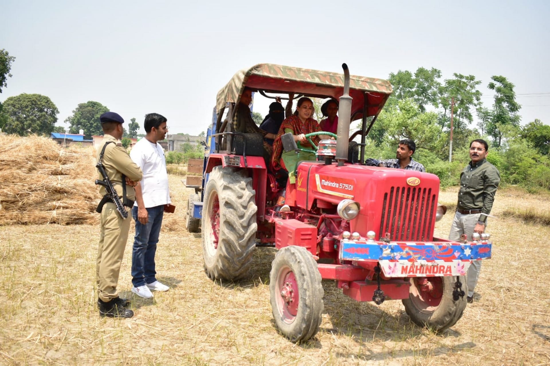 Cabinet Minister Rekha Arya harvested wheat with women, sitting in tractor, See photos