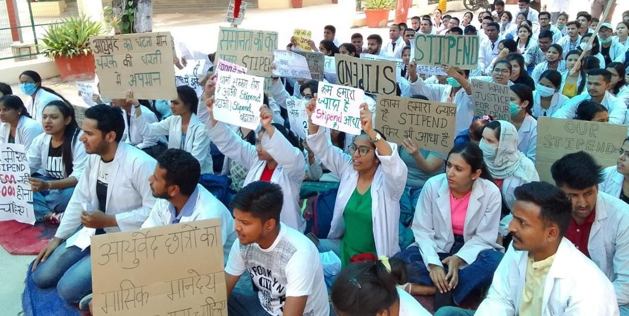 Trainee doctors are standing on the movement