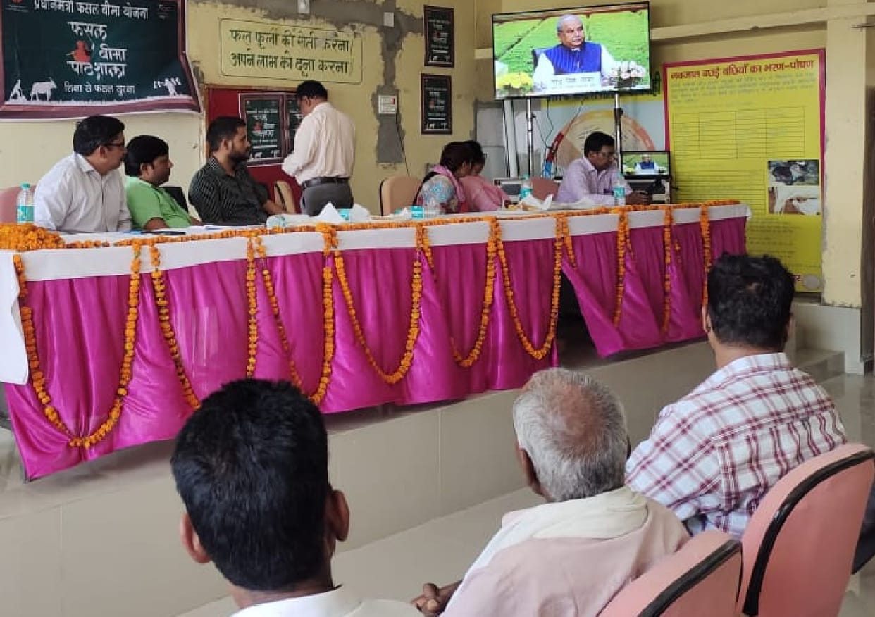 Farmers listened carefully to the speech of the ministers