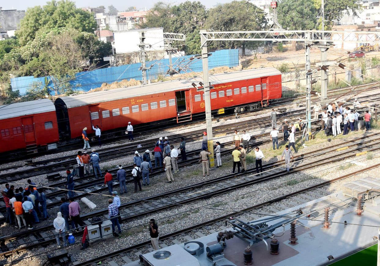 Engine derails at Saharanpur station