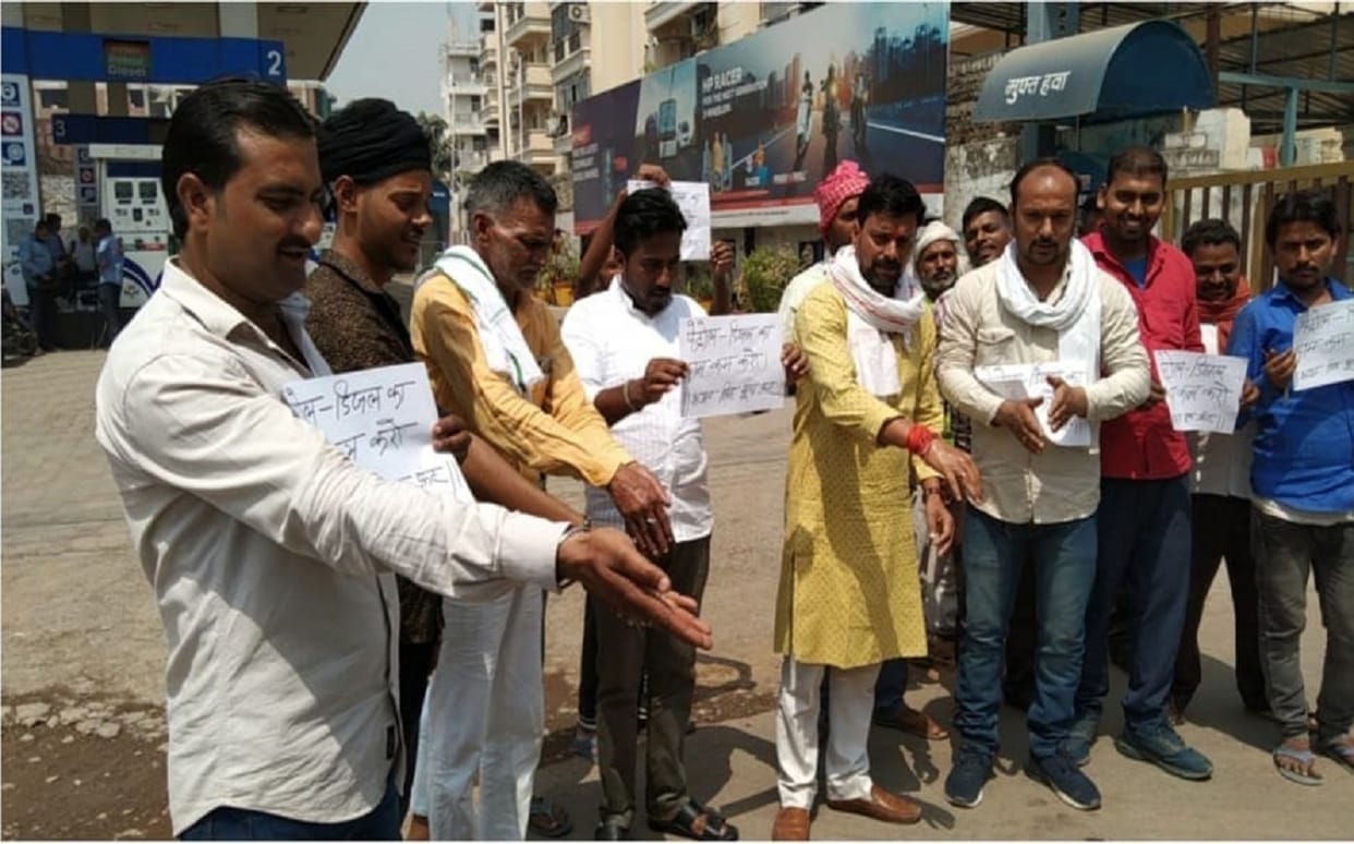Bhagat Singh Youth Front protest in varanasi for rising fuel prices petrol diesel rate