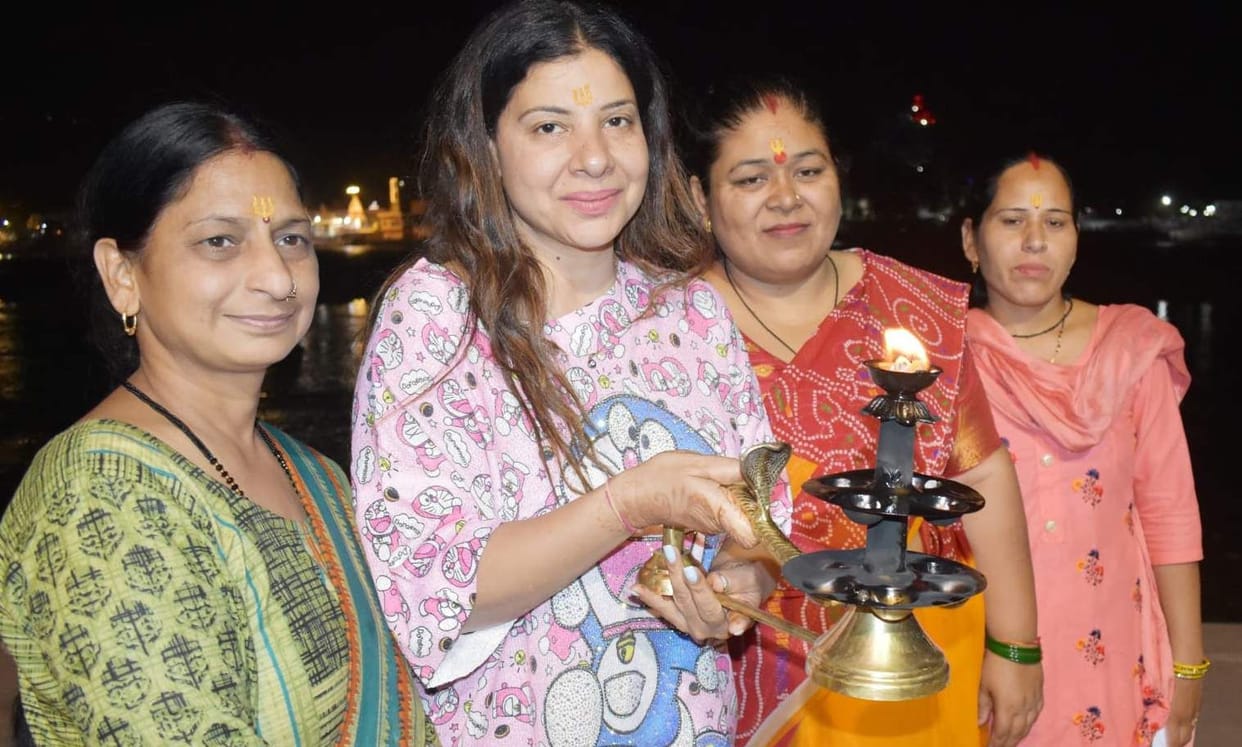 Bhojpuri actress Sambhavna Seth attends Ganga Aarti