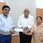 आरएन त्रिपाठी ने बीएचयू निदेशक को  बैंक ड्राफ्ट भेंट किया