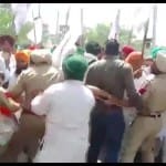 अमृतसर में बिजली मंत्री हरभजन सिंह के घर के बाहर प्रदर्शन करते किसान।