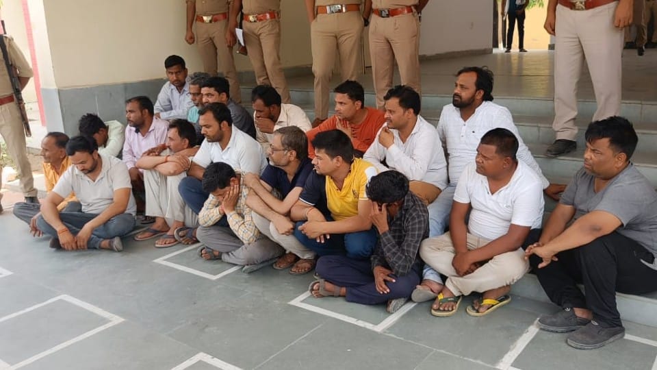 Police arrested 19 gamblers in kasganj