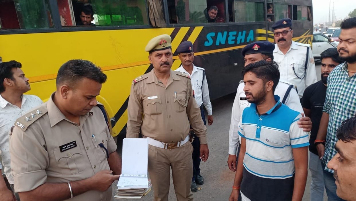 Kanpur Dehat : Three travel agencies closed in Akbarpur, traffic CO recovered tickets