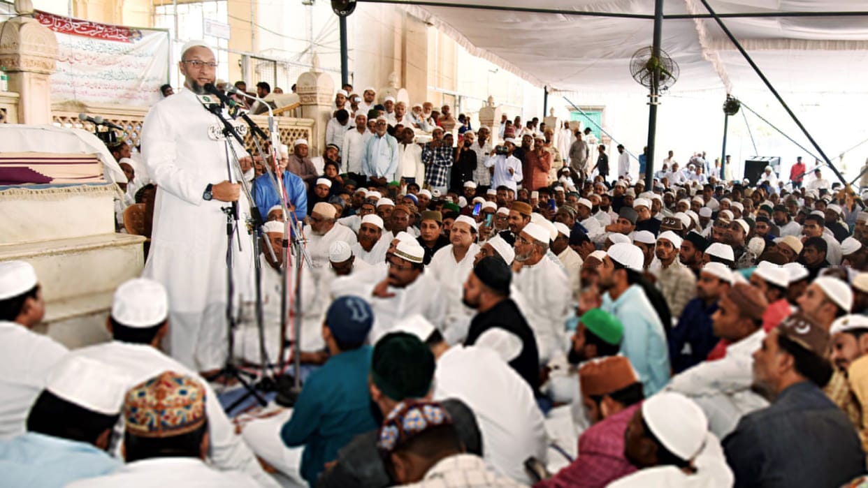 AIMIM chief Asaduddin Owaisi breaks down while addressing a gathering on the last Friday of Ramzan at Mecca Masjid in Hyderabad news in Hindi