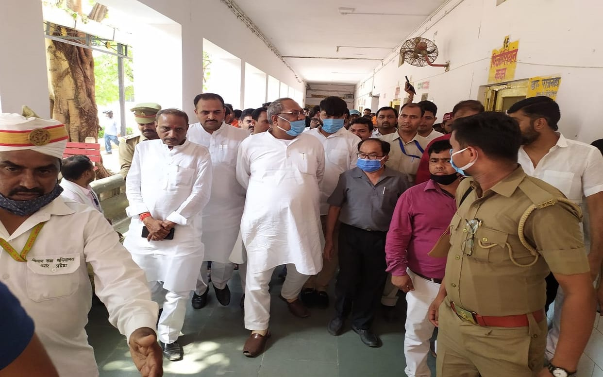 UP minister sanjay nishad angry after  seeing doctor who made indecent remarks in azamgarh zila hospital