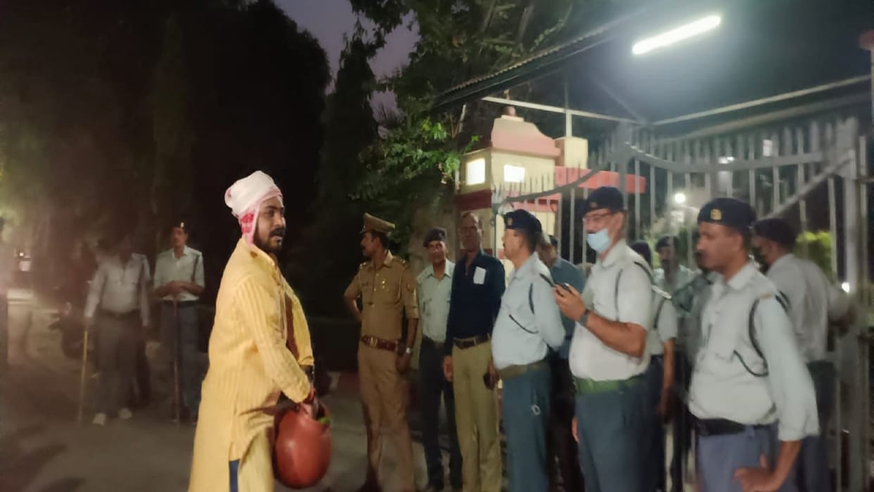 Students sprinkle Gangajal at Vice Chancellor s residence in BHU