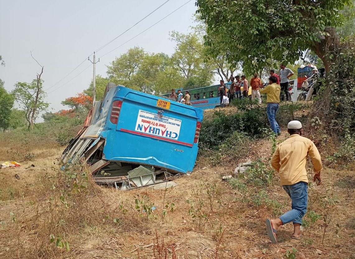 Bus full of laborers overturned in the moat, one killed, 24 injured