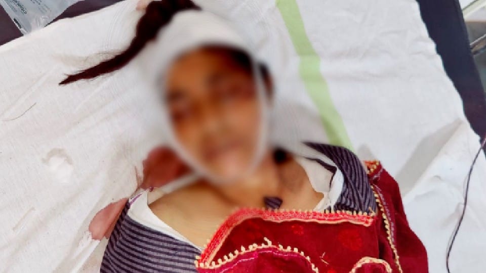 Chhatarpur: Girl molested in train, thrown from moving train on protest, admitted to district hospital in critical condition