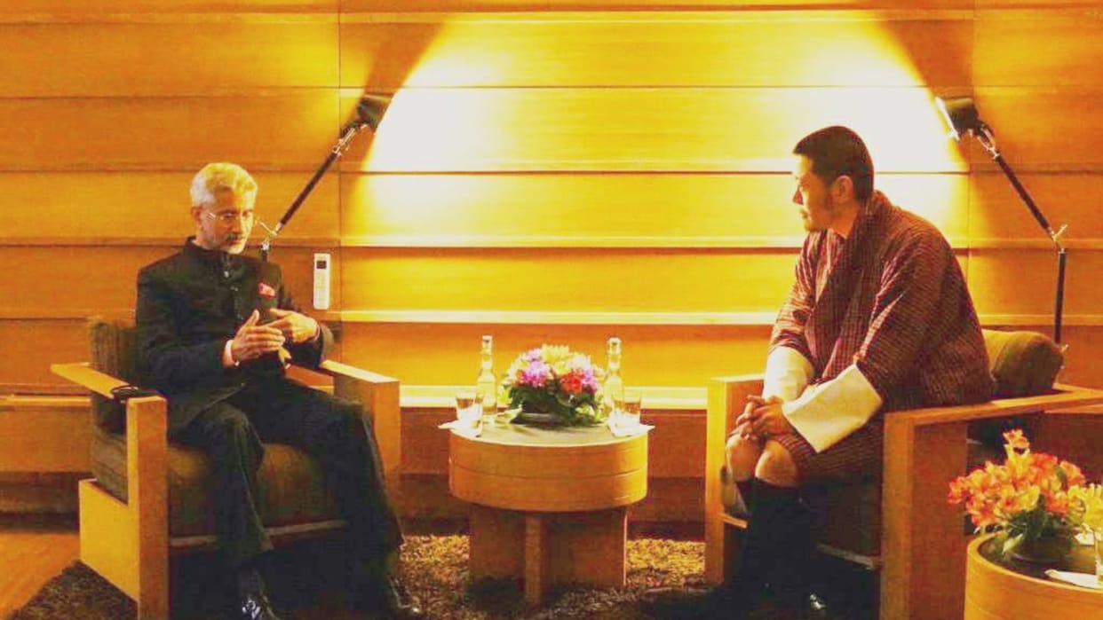 EAM S Jaishankar met King of Bhutan during his visit calling relations between countries are unique news in Hindi