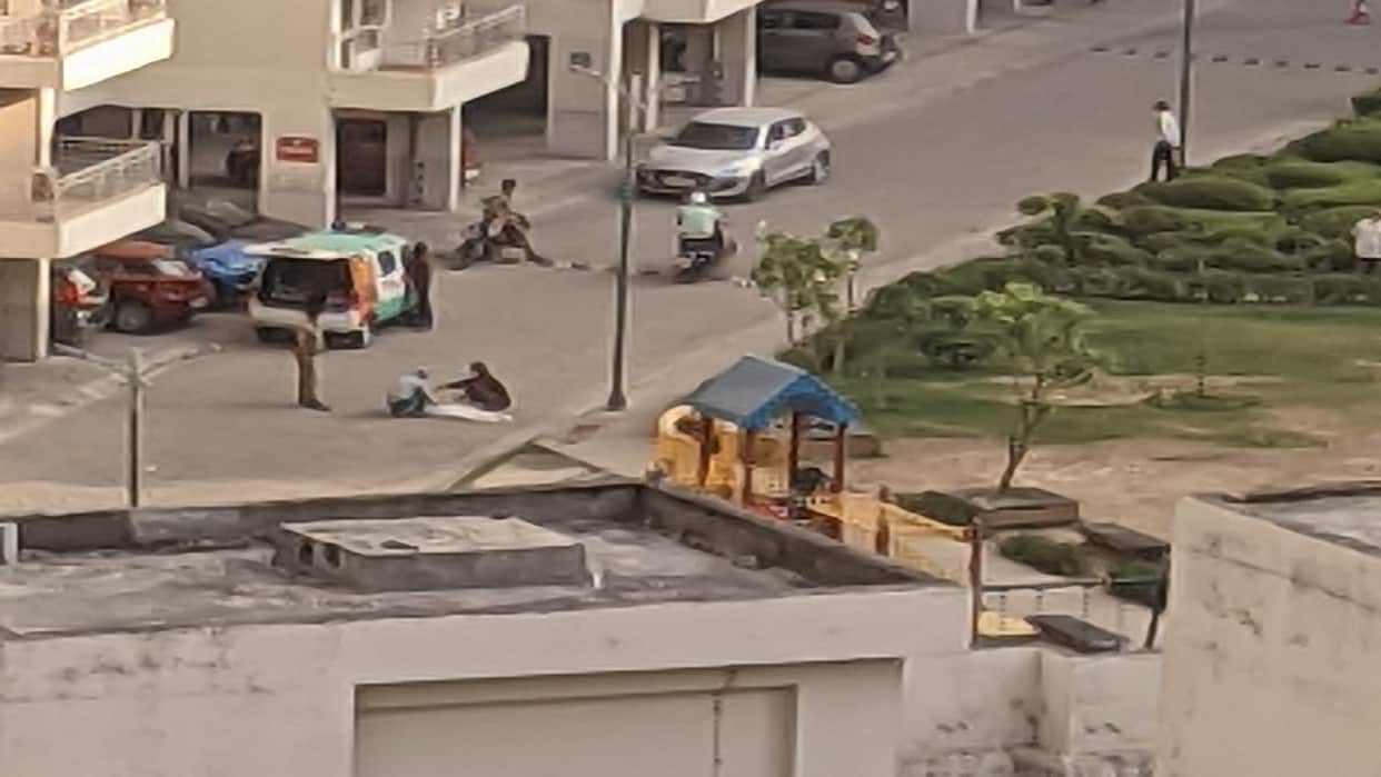 Greater Noida old man commit suicide after touching his wife feet woman in shock
