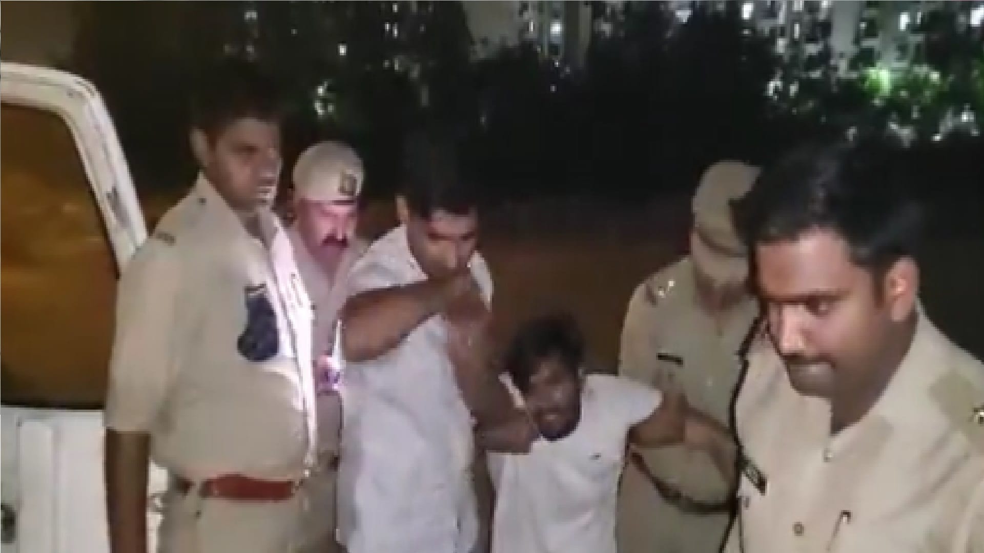Greater Noida Encounter miscreants who robbed mobile was injured