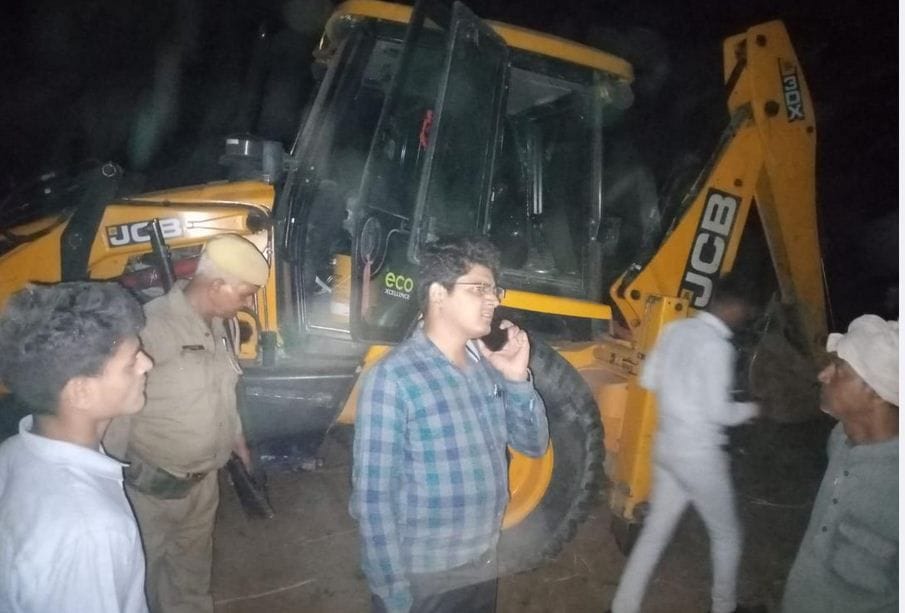 Hathras: JCB caught doing illegal mining, driver absconding with four tractors