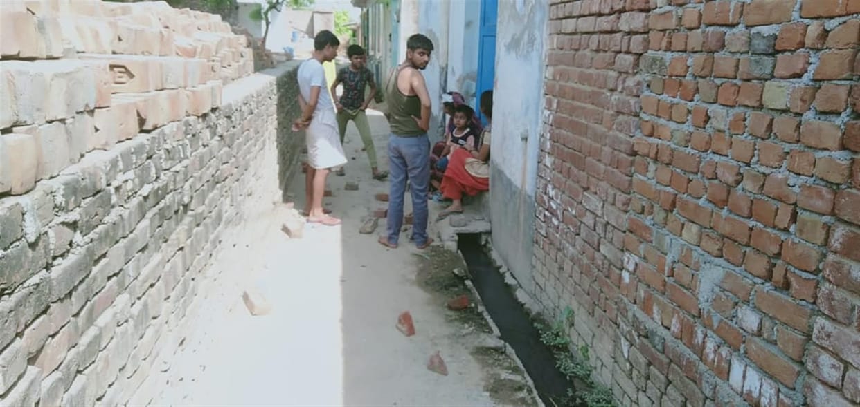 Hathras: Stone pelting occurred due to road dispute, chaos ensued