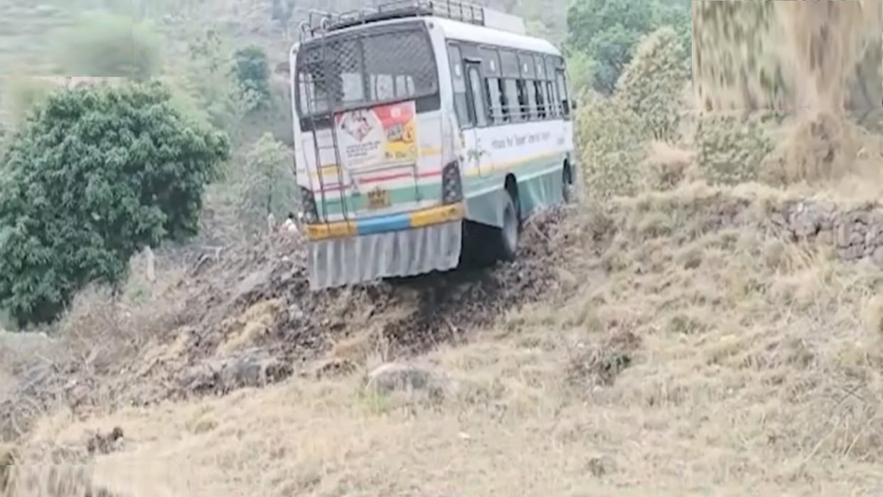 HRTC bus breakdown near Mandyali bilaspur, uncontrolled hanging off the road