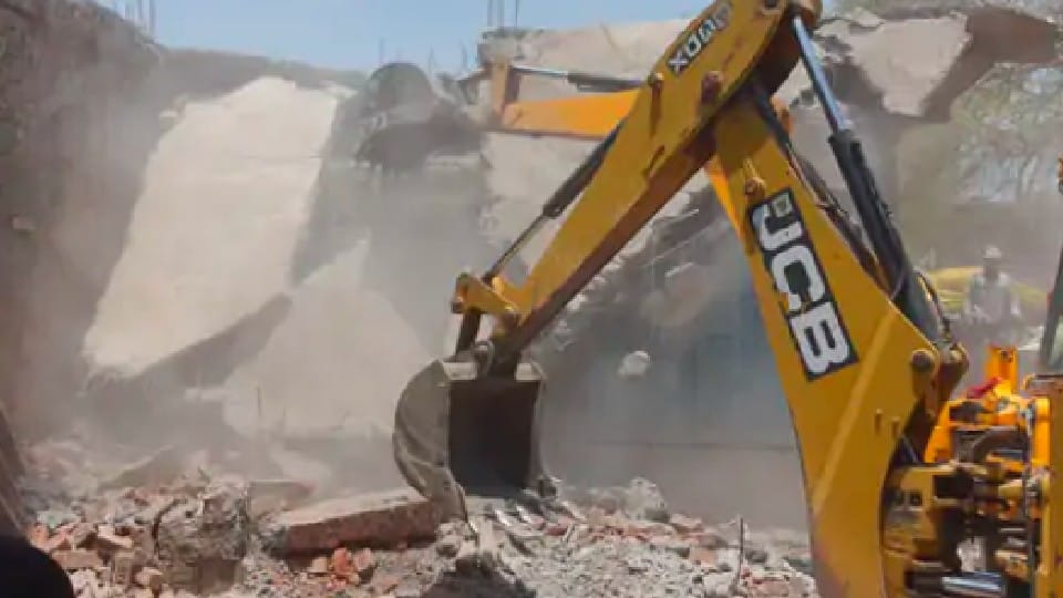 illegal construction in Sehore, demolished a dozen shops