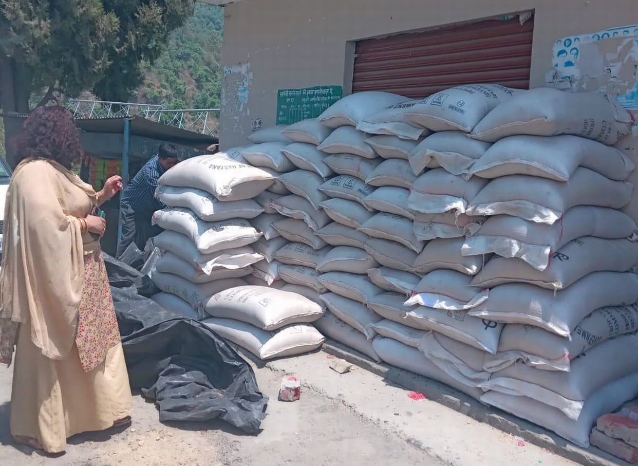 Ration dealer does not have warehouse, ration is lying on the roadside under the open sky