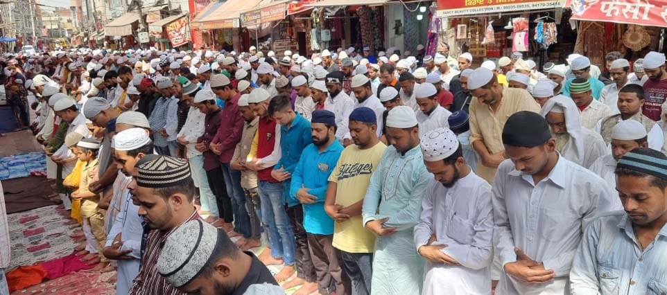Millions of Muslims offered goodbye Friday prayers