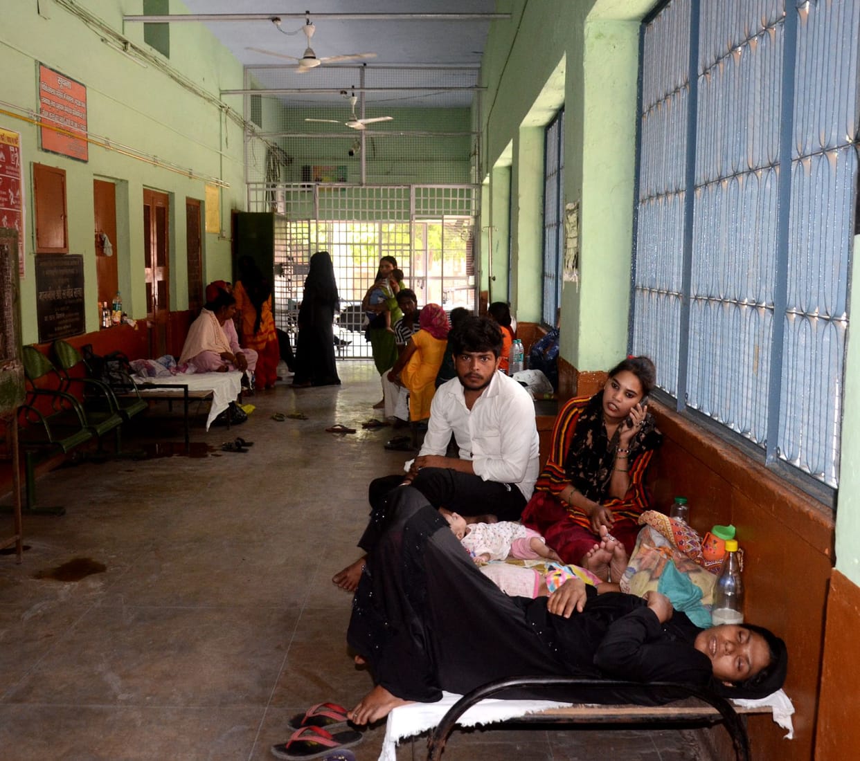 Aligarh: Beds filled in the district hospital, treatment is being done in the verandah