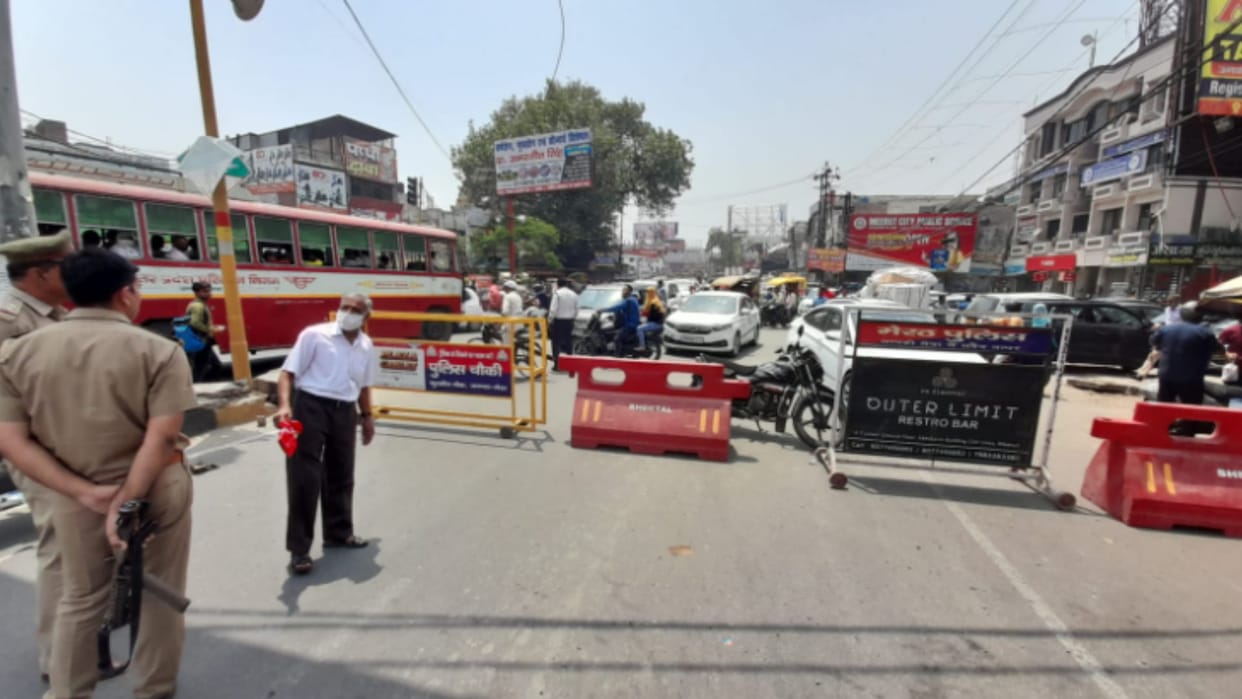 Meerut traffic police checking Abhiyan: more than hundred vehicle sease