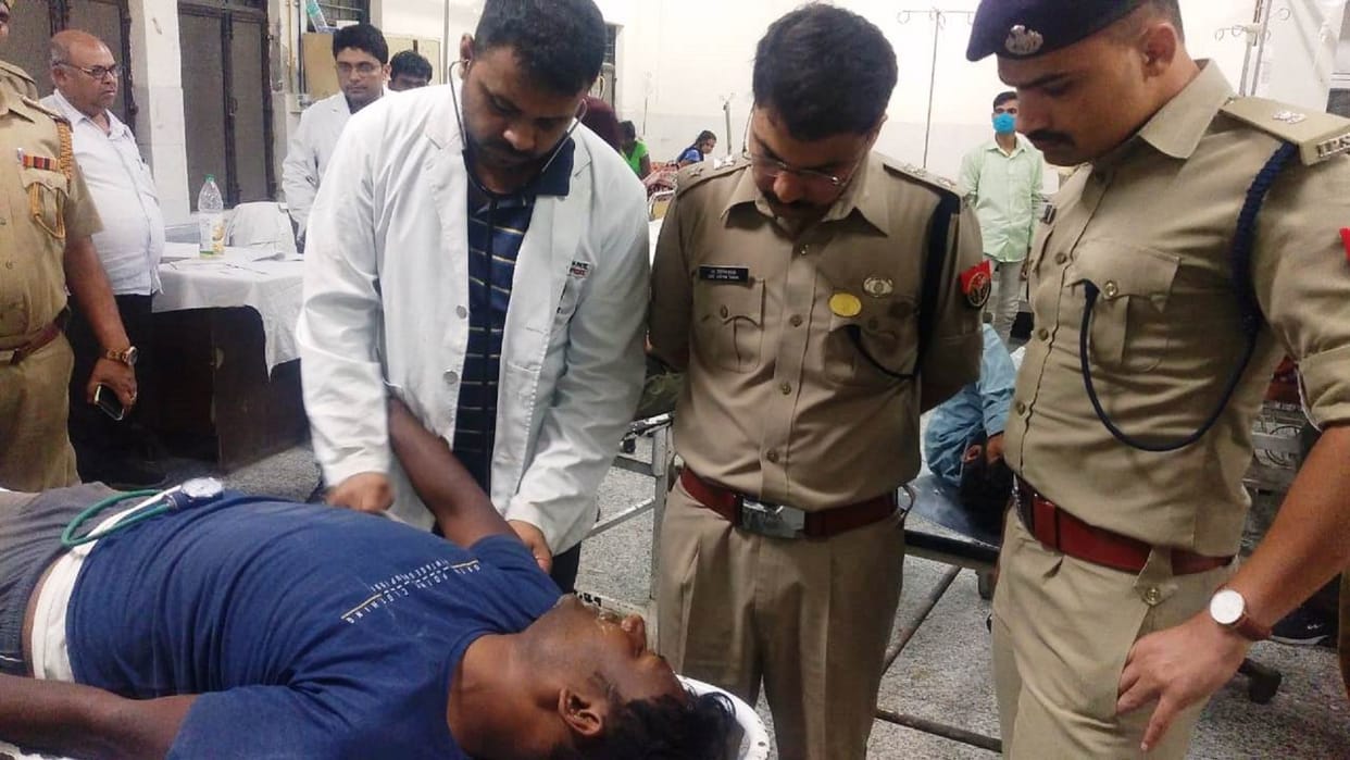 Gorakhpur Four miscreants who robbed from Bihar were injured by police bullets three policemen also injured