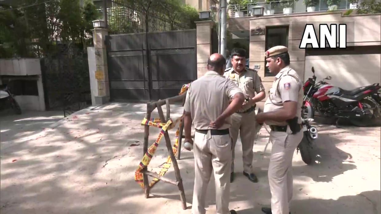 Delhi: Encounter between police miscreants in CR Park one criminal injured in firing