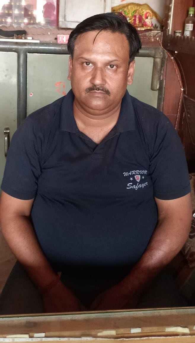 Bike riders came as customers, robbed five rings from a bullion trader