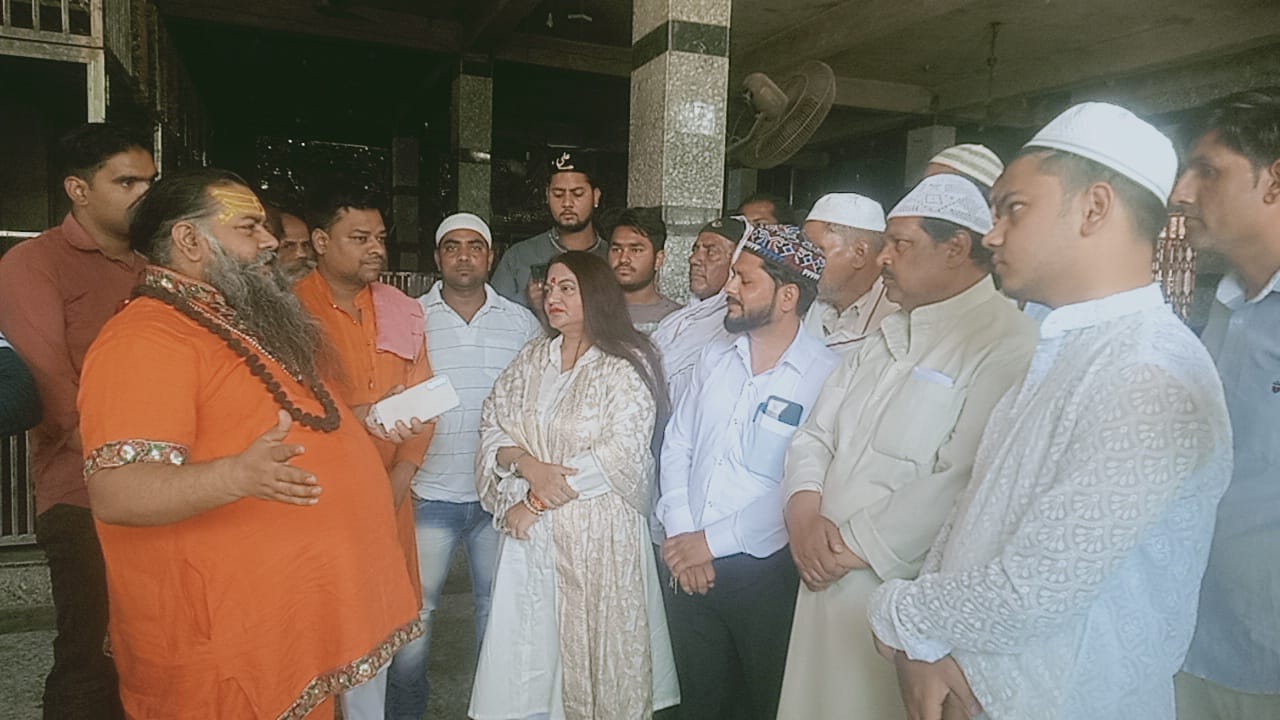 Muslims protest against railway notice for removal of Chamunda Devi temple from Raja Ki mandi railway station Agra