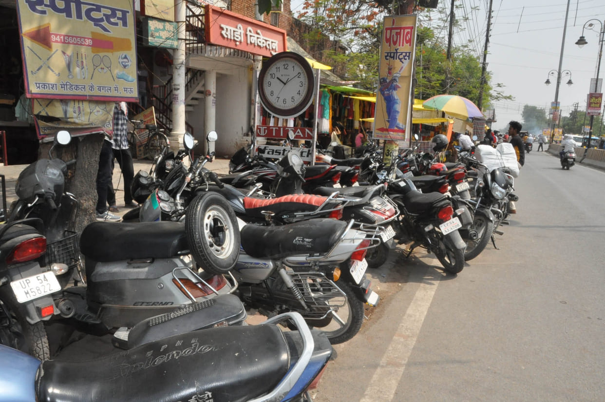 Encroachment on footpath jammed, it is difficult to walk