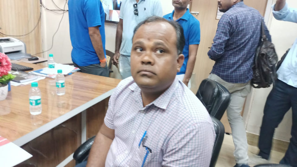 Health department official arrested for taking bribe of 35 thousand in Barmer