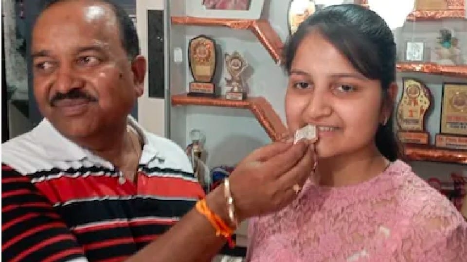 The story of progress of MP Board 12th topper: There was a crisis of livelihood on the family, yet the focus was on studies, now top in the state