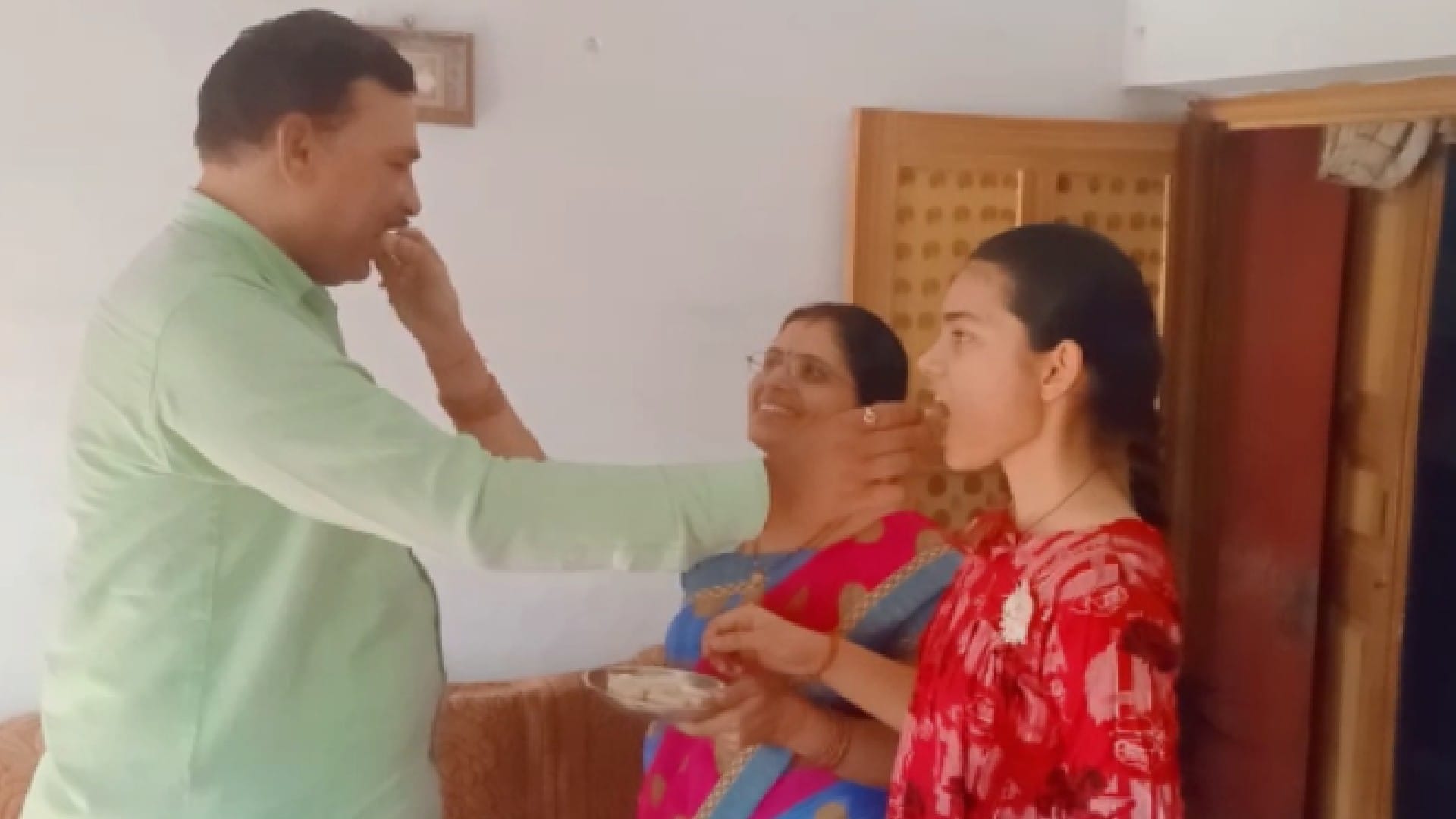 MP Board Result: Suchit topped after studying for 14 hours, farmer's daughter Nancy achieved success by cycling 6 km