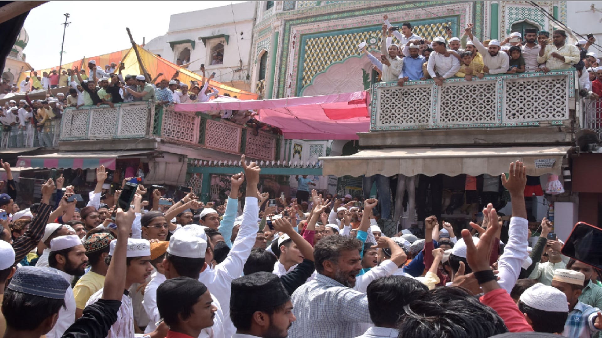 UP News: Youths have ruckus and tell slogans of Allah Hu Akbar in Saharanpur after Alvida jumma namaz see photos