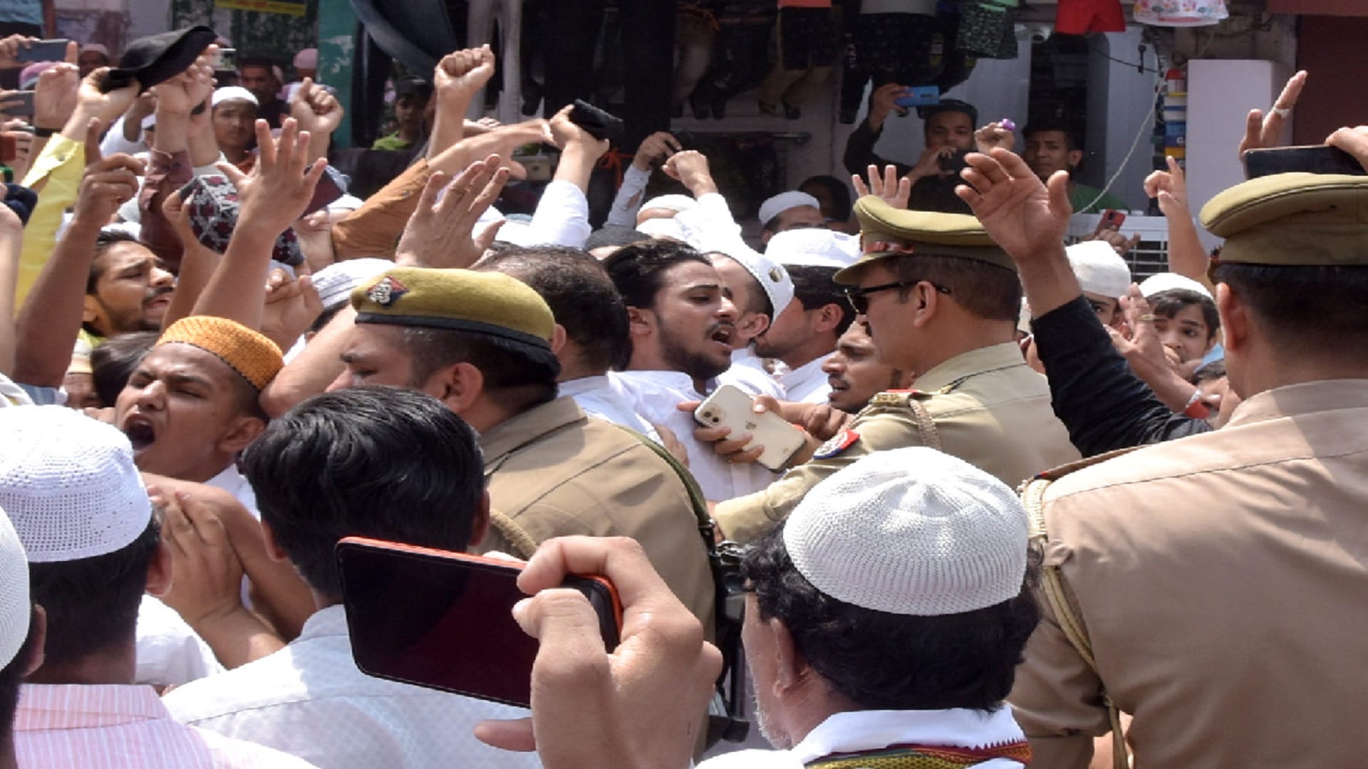 UP News: Youths have ruckus and tell slogans of Allah Hu Akbar in Saharanpur after Alvida jumma namaz see photos