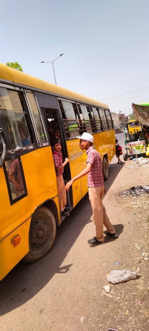 Hathras: How is this school vehicle, children's lives are in danger here