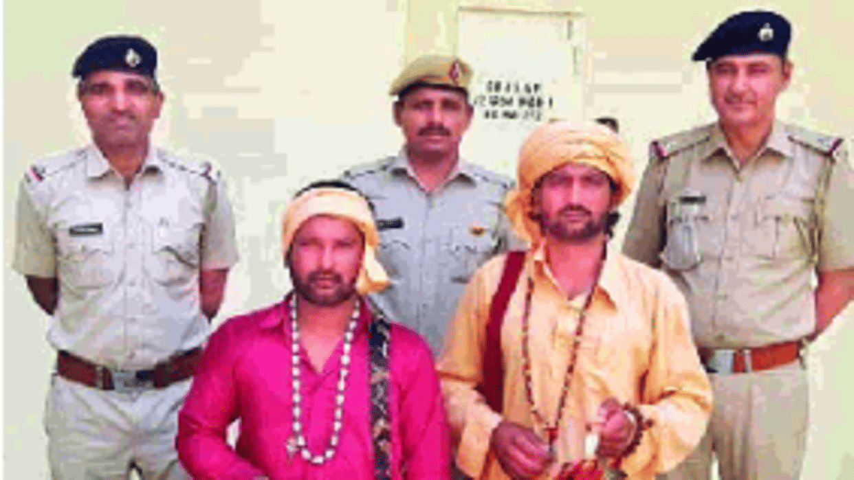 Gurugram Two snake charmer arrested for extorting money and snatching bracelets by showing fear of snakes